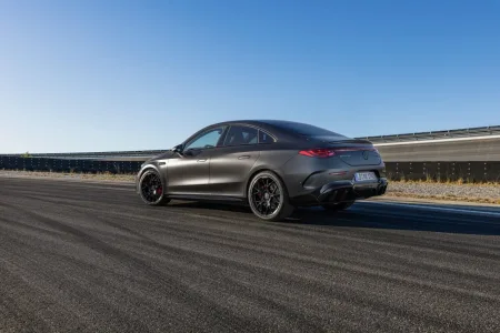 2026-mercedes-amg-cla-45-4matic-elektromobil-23