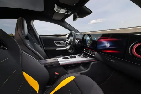 2026-mercedes-amg-cla-45-4matic-elektromobil-24