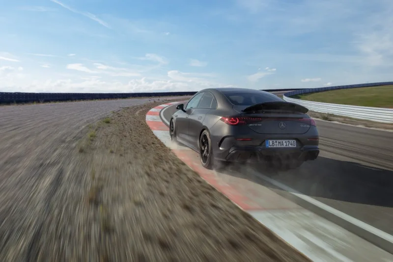 2026-mercedes-amg-cla-45-4matic-elektromobil-27