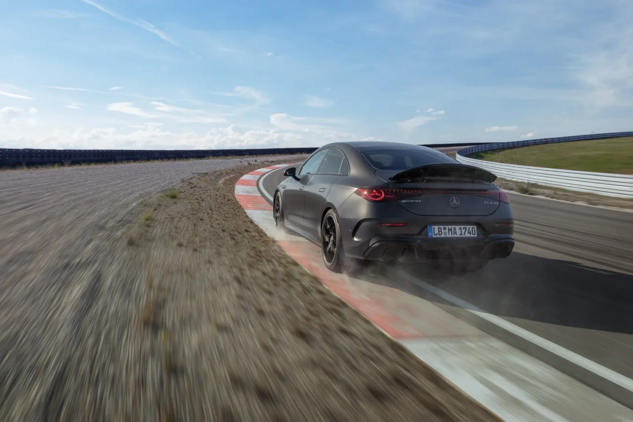 2026-mercedes-amg-cla-45-4matic-elektromobil-27