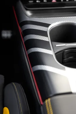 2026-mercedes-amg-cla-45-4matic-elektromobil-8