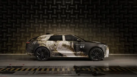 2026-range-rover-gt-maskovany-prototyp-3