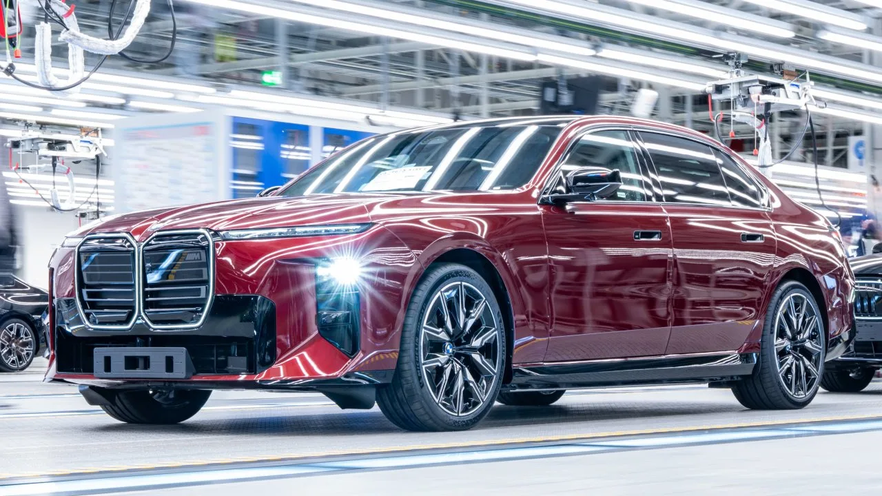 2027-bmw-rady-7-facelift-zahajeni-vyroby-dingolfing