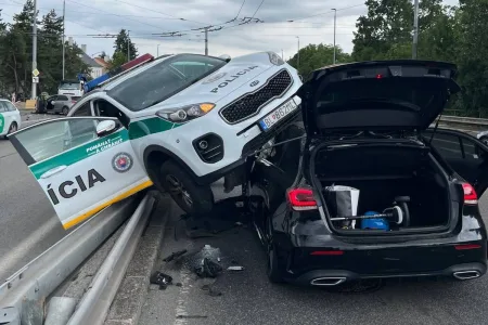 Policejní auto po střetu s Hyundaiem skončilo ve svodidlech. Zranění hlášena nebyla