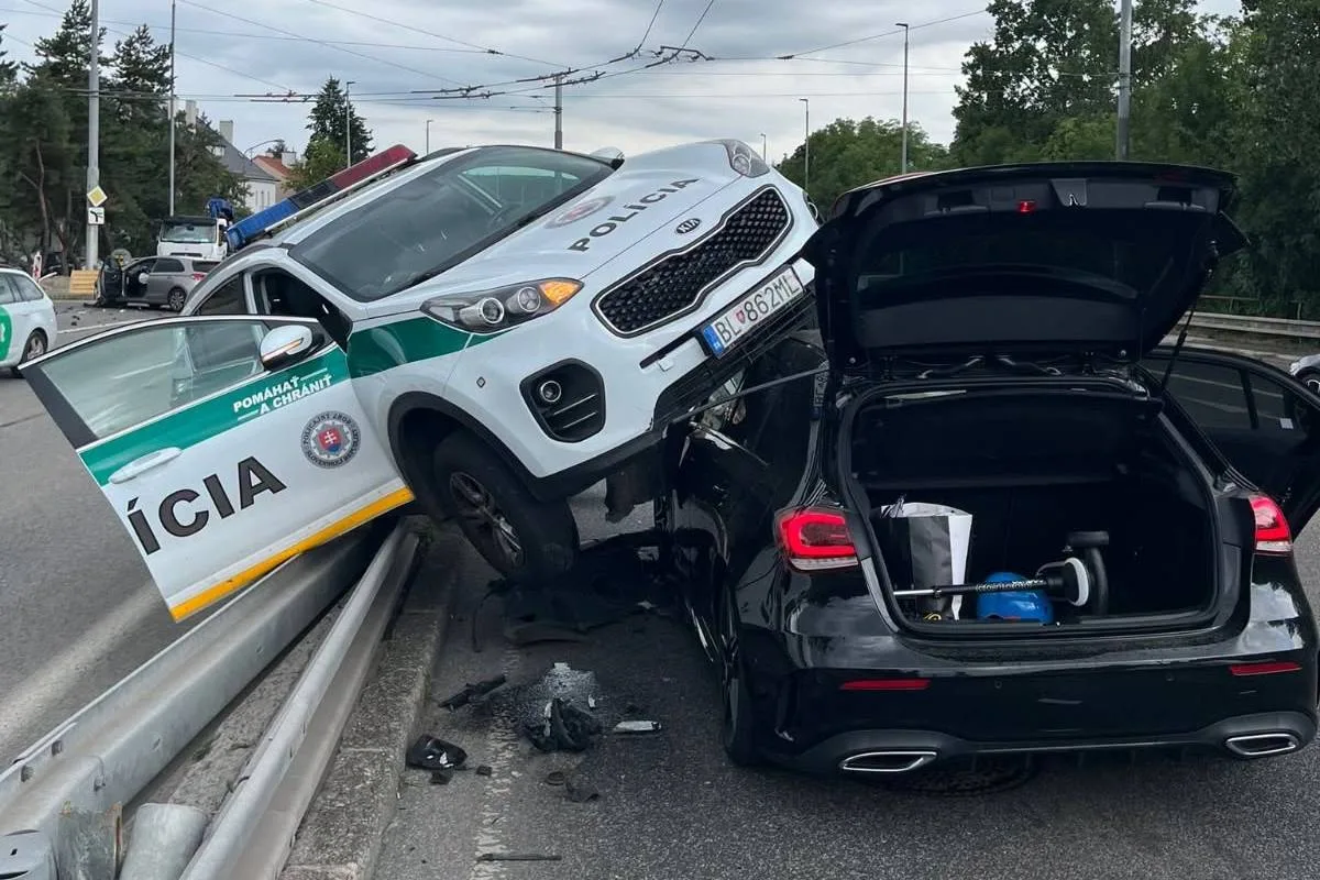 Policejní auto po střetu s Hyundaiem skončilo ve svodidlech. Zranění hlášena nebyla
