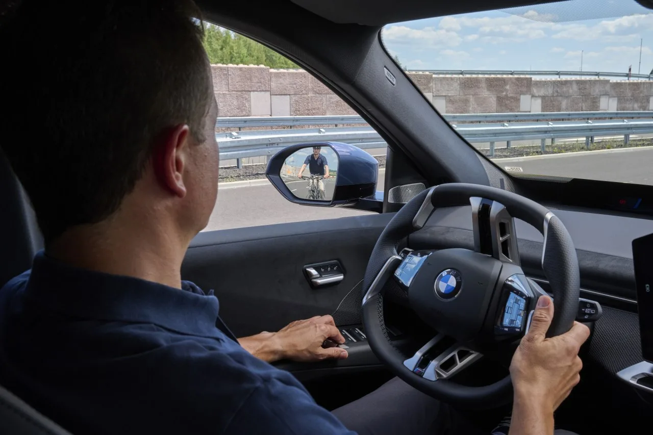 bmw-cyklista-otevreni-dveri