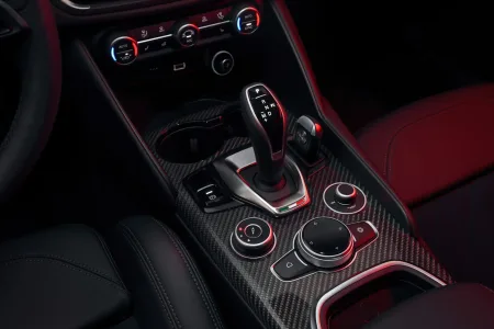 2026-alfa-romeo-giulia-edizione-luna-rossa-07