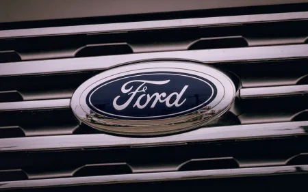 ford_logo_on_new_car_grille_32573325087