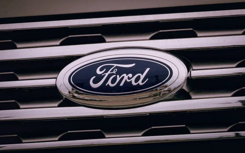 ford_logo_on_new_car_grille_32573325087