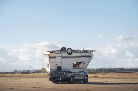2026-toyota-hilux-karavan-jako-v-top-gearu-4