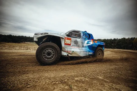 dania-akeel-toyota-dkr-gr-fc-hilux-1