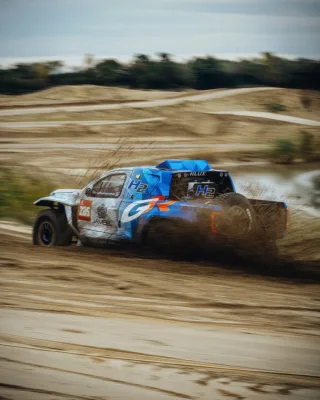dania-akeel-toyota-dkr-gr-fc-hilux-2