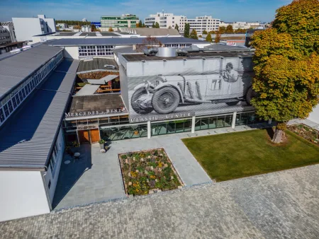 ein-neues-kapitel-beginnt-mercedes-benz-eroffnet-umfassend-erweitertes-classic-center-in-fellbacha-new-chapter-begins-mercedes-benz-opens-extensively-expanded-classic-center-in-fellbach