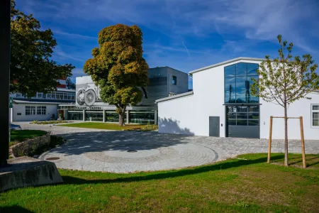 ein-neues-kapitel-beginnt-mercedes-benz-eroffnet-umfassend-erweitertes-classic-center-in-fellbacha-new-chapter-begins-mercedes-benz-opens-extensively-expanded-classic-center-in-fellbach-2